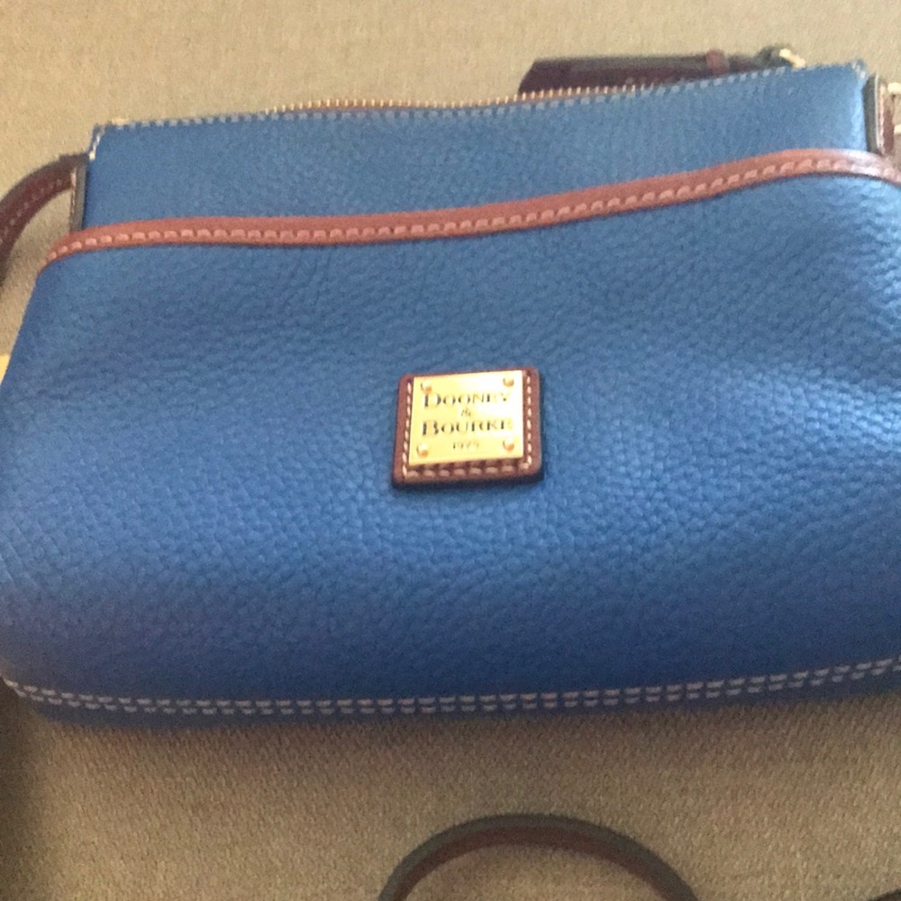 Dooney and Bourke Cross Body Bag 😍